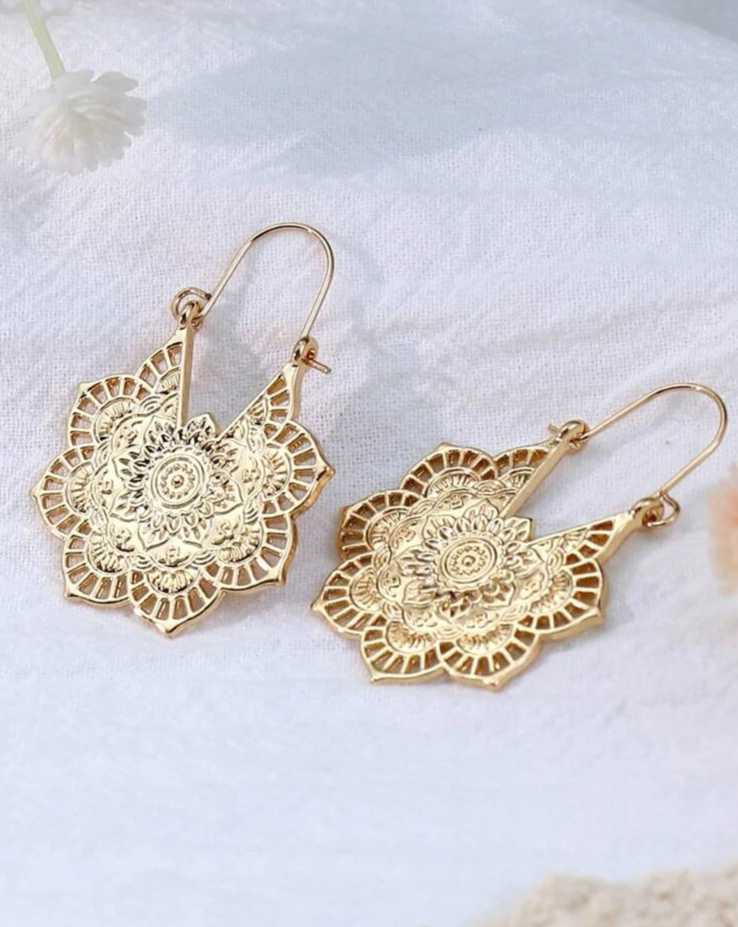 Hollow Cut Flower Design Earrings