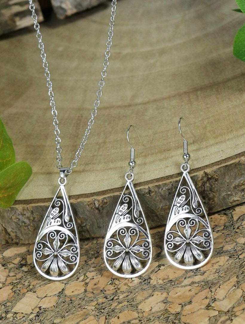 Tear Drop Design Necklace With Matching Earrings