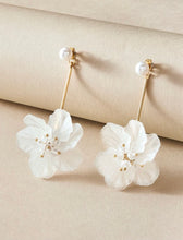 Load image into Gallery viewer, Flower Pair Of Earrings
