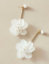 Load image into Gallery viewer, Flower Pair Of Earrings
