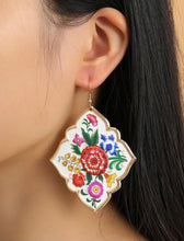 Load image into Gallery viewer, Flower Pair Of Earrings
