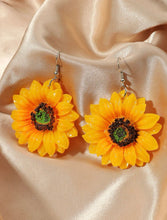 Load image into Gallery viewer, Sunflower Pair Of Earrings
