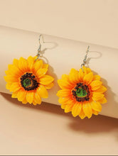 Load image into Gallery viewer, Sunflower Pair Of Earrings
