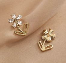 Load image into Gallery viewer, Flower Design Stud Earrings
